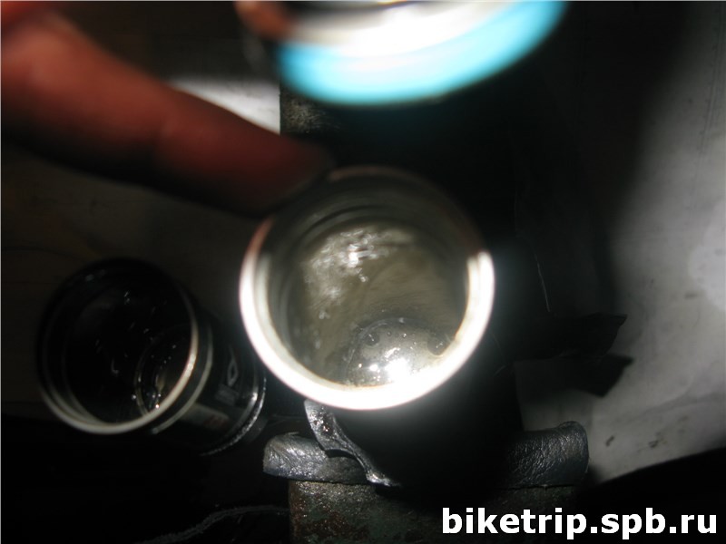 Воздух внутри масла в заднем амортизаторе велосипеда.