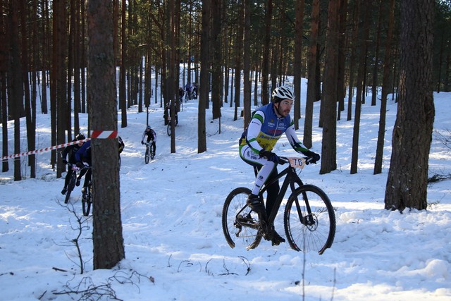 Антон Степанов лидирует на зимней велогонки.